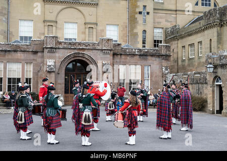 Scottish Pipe Band dans le parc de Château de Culzean situé près de Maybole dans Ayrshire en Écosse Banque D'Images