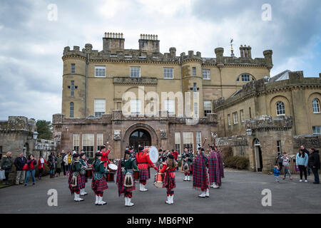 Scottish Pipe Band dans le parc de Château de Culzean situé près de Maybole dans Ayrshire en Écosse Banque D'Images