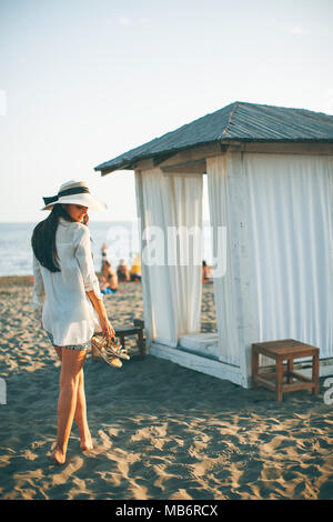 Voir à jeune femme en tente sur la plage Banque D'Images