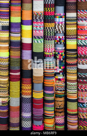 Produits artisanaux traditionnels sur le marché de rue à Cusco, Pérou Banque D'Images