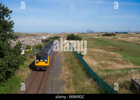 Un train de paces de classe 142 du Nord à Saint Annes sur la mer en direction de Blackpool Sud sur la ligne de chemin de fer sud Fylde Banque D'Images