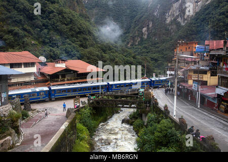 AGUAS CALIENTES, PÉROU - le 5 janvier 2018 : PeruRail train à Aguas Calientes, le Pérou. PeruRail a été fondée en 1999. Banque D'Images