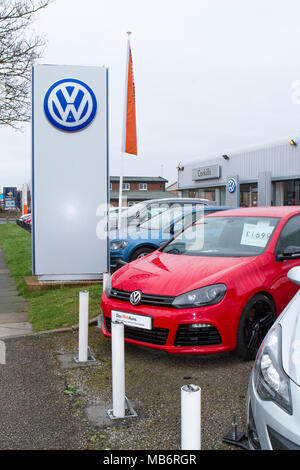 Concessionnaire Volkswagen VW diesel vente de véhicules automobiles sur l'avant-cour à Southport, Merseyside. Banque D'Images