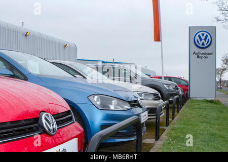 Concessionnaire Volkswagen VW diesel vente de véhicules automobiles sur l'avant-cour à Southport, Merseyside. Banque D'Images