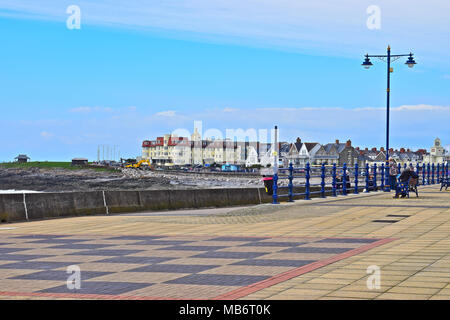 La promenade à Porthcawl S.Wales, à travers la baie vers l'hôtel Seabank au toit rouge. Un endroit populaire pour les familles et les amis de marcher. Banque D'Images