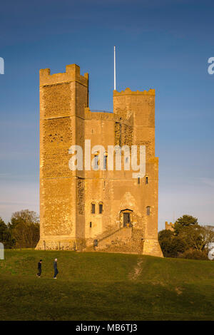 Château de Suffolk Orford, vue au coucher du soleil du 12ème siècle bien conservé donjon géré par le National Trust à Orford, Suffolk, Angleterre, RU Banque D'Images