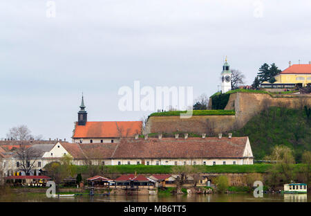 L'église catholique et de l'horloge sur la forteresse de Petrovaradin, vue sur le Danube Banque D'Images