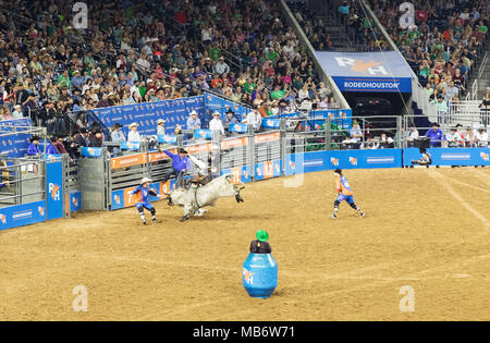 Un cow-boy à cheval bucking bull, Houston Livestock Show and Rodeo, Houston, Texas USA Banque D'Images