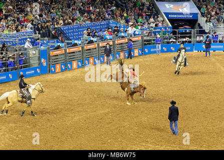 Bareback Bronc riding sur une bucking bronco cheval, Houston Livestock Show and Rodeo, Houston, Texas USA Banque D'Images