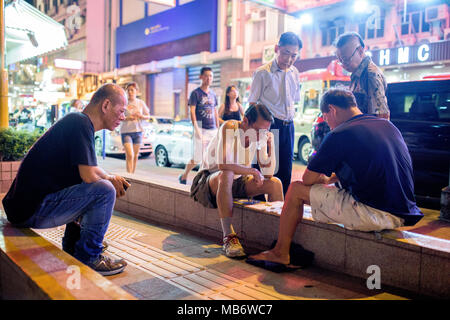 Les gens jouer aux échecs sur la rue de Hong Kong, Kowloon Banque D'Images