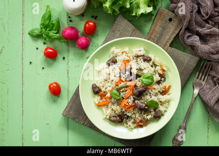 Riz aux légumes et poulet cœur sur une table en pierre grise. Une bonne alimentation saine. Banque D'Images