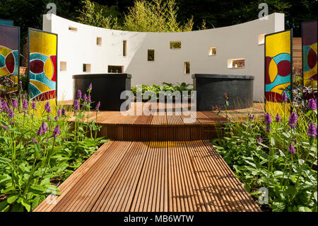 Mur du son et des panneaux en verre lumineux dans belle, thérapie de musique interactive jardin 'un jardin sonore' - RHS Flower Show, Tatton Park, Cheshire, England, UK Banque D'Images