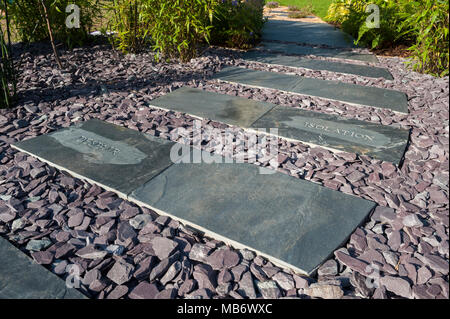 Chemin de dalles d'ardoise gris gravé & gravillons - "faire de l'espace, des ténèbres à la lumière' show garden - RHS Flower Show, Tatton Park, Angleterre, Royaume-Uni. Banque D'Images