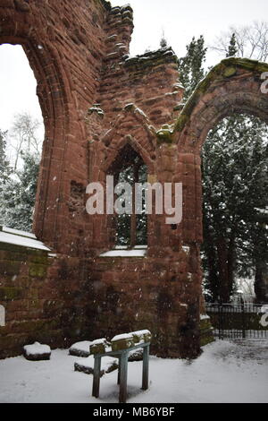 Les ruines de la chapelle de saint Jean le Baptiste, l'église de Chester dans la neige Banque D'Images