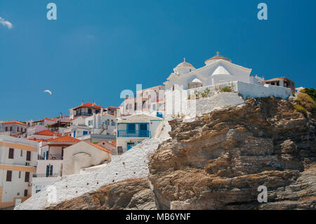 Vue sur la partie principale de la vieille ville de Skopelos à l' île de Skopelos en Grèce Banque D'Images