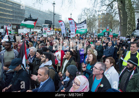 Londres, Royaume-Uni. 7 avril 2018. Manifestation pour Gaza : Arrêtons le massacre, Downing Street de protestation. Campagne pour le gouvernement britannique à exiger la fin du siège de Gaza et de condamnation de l'attaque d'Israël sur Gaza le jour de la terre dans laquelle la protestation des tireurs des FDI ont tué 17 personnes et blessé plus de 1500. Organisé par la Campagne de Solidarité Palestine UK, le Forum palestinien en Grande-Bretagne, la Coalition contre la guerre et les amis d'Al Aqsa. Crédit : Steve Bell/Alamy Live News. Banque D'Images