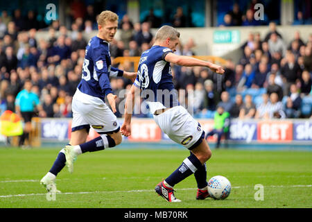 Londres, Royaume-Uni. 7 avril 2018. Steve Morison de Millwall (R) marque son deuxième but de l'équipe. Match de championnat Skybet EFL, Millwall v Bristol City au Den Stadium de Londres le samedi 7 avril 2018. Cette image ne peut être utilisé qu'à des fins rédactionnelles. Usage éditorial uniquement, licence requise pour un usage commercial. Aucune utilisation de pari, de jeux ou d'un seul club/ligue/dvd publications. pic par Steffan Bowen/Andrew Orchard la photographie de sport/Alamy live news Banque D'Images