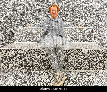 Exchange Square, Londres, 7 avril 2018. L'artiste Sam Cox, portrait, connu sous le nom de 'Mr. Doodle', souriant. M. Doodle pose avec ses dessins dans la « salle Doodle ». Les visiteurs et les amateurs d'art se amuseront à explorer l'exposition d'art « le sens de l'espace » et les installations d'Exchange Square, Broadgate, Londres, Angleterre, qui se tiendra jusqu'au 18 mai. Le sens de l'espace dispose de quatre chambres dans l'ensemble, conçues pour activer les différents sens. Crédit : Imagetraceur Banque D'Images