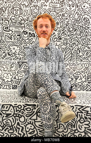 Exchange Square, Londres, 7 avril 2018. L'artiste Sam Cox, portrait, connu sous le nom de 'Mr. Doodle', souriant. M. Doodle pose avec ses dessins dans la « salle Doodle ». Les visiteurs et les amateurs d'art se amuseront à explorer l'exposition d'art « le sens de l'espace » et les installations d'Exchange Square, Broadgate, Londres, Angleterre, qui se tiendra jusqu'au 18 mai. Le sens de l'espace dispose de quatre chambres dans l'ensemble, conçues pour activer les différents sens. Crédit : Imagetraceur Banque D'Images