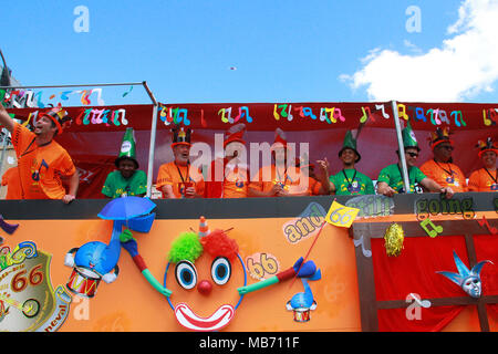 Windhoek, Namibie. Apr 7, 2018. Les gens prennent part à un défilé de carnaval à Windhoek, capitale de la Namibie, le 7 avril 2018. Carnaval de Windhoek(WIKA) dispose de spectacles de musique et de danse, un bal masqué et street parade avec flotte dans une fête, d'une durée de plus de deux semaines à partir de début avril chaque année. Credit : Wu Changwei/Xinhua/Alamy Live News Banque D'Images