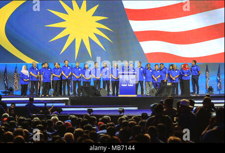 Kuala Lumpur, Kuala Lumpur, Malaisie. Apr 7, 2018. Le Premier Ministre malaisien Najib Razak (C), avant le lancement de sa décision, la coalition du Front National manifeste pour les prochaines élections générales. Credit : Kepy/ZUMA/Alamy Fil Live News Banque D'Images