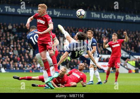 West Bromwich, UK. 7 avril 2018. Jay Rodriguez de West Bromwich Albion tente un ciseau spectaculaire tentative de but. Premier League, West Bromwich Albion v Swansea City à The Hawthorns Stadium à West Bromwich le samedi 7 avril 2018. Cette image ne peut être utilisé qu'à des fins rédactionnelles. Usage éditorial uniquement, licence requise pour un usage commercial. Aucune utilisation de pari, de jeux ou d'un seul club/ligue/dvd publications. Photos par Paul Roberts/Andrew Orchard la photographie de sport/Alamy live news Banque D'Images