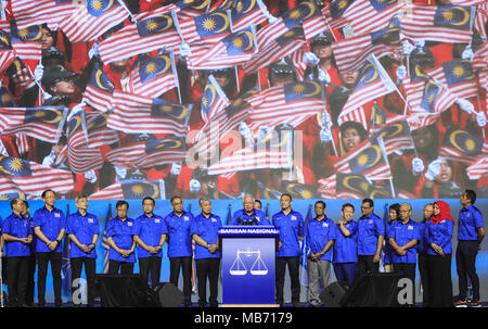 Kuala Lumpur, Kuala Lumpur, Malaisie. Apr 7, 2018. Le Premier Ministre malaisien Najib Razak (C), avant le lancement de sa décision, la coalition du Front National manifeste pour les prochaines élections générales. Credit : Kepy/ZUMA/Alamy Fil Live News Banque D'Images