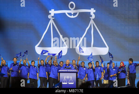 Kuala Lumpur, Kuala Lumpur, Malaisie. Apr 7, 2018. Le Premier Ministre malaisien Najib Razak (C), avant le lancement de sa décision, la coalition du Front National manifeste pour les prochaines élections générales. Credit : Kepy/ZUMA/Alamy Fil Live News Banque D'Images