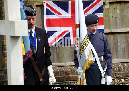Oving, (près de Chichester), West Sussex, UK. 7 avril 2018. RAF Centennial Memorial Service au trois aviateurs de 92 Squadron RAF tués lors d'un accident d'avion le 7 avril 1918. Plus sur les trois aviateurs : un Sopwith Pup était piloté par un pilote américain, 2e Lt Victor Raleigh Craigie de Boston, Massachusetts. Le capitaine Norman Angleterre de Streatham à Londres aussi est mort en même temps que le troisième pilote 2e Lt Clifford Hackman de Winchcombe, Gloucestershire. Crédit : Sam Stephenson/Alamy Live News Banque D'Images