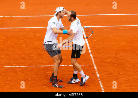 Valence, Espagne. 7 avril, 2018. Le joueur de tennis allemand Jan-Lennard Struff Tim Puetz et applaudir après avoir donné à l'Allemagne un plomb de 2-1 contre l'Espagne grâce à une victoire 5-set contre Feliciano Lopez et Marc Lopez à l'Arène de Valence. Crédit : Frank Molter/Alamy Live News Banque D'Images