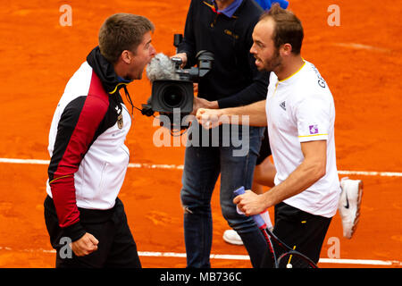 Valence, Espagne. 7 avril, 2018. Le joueur de tennis allemand Tim Puetz cheer avec le capitaine de l'équipe, Michael Kohlmann grâce à un 5-Set double victoire contre Feliciano Lopez et Marc Lopez à l'Arène de Valence. Crédit : Frank Molter/Alamy Live News Banque D'Images