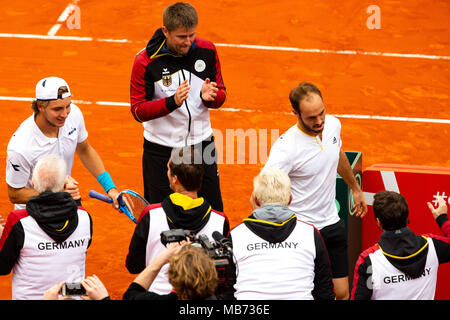 Valence, Espagne. 7 avril, 2018.L'équipe allemande avec Boris Becker cheers un plomb de 2-1 contre l'Espagne grâce à un 5-Set double victoire de Jan-Lennard Struff et Tim Puetz contre Feliciano Lopez et Marc Lopez à l'Arène de Valence. Crédit : Frank Molter/Alamy Live News Banque D'Images