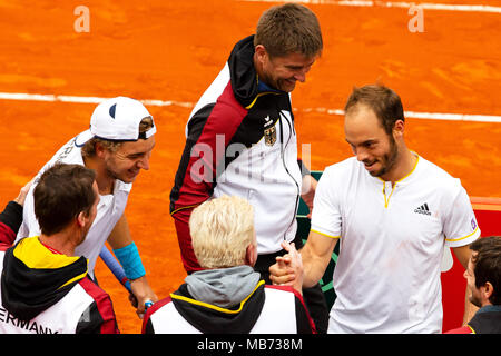 Valence, Espagne. 7 avril, 2018.L'équipe allemande avec Boris Becker cheers un plomb de 2-1 contre l'Espagne grâce à un 5-Set double victoire de Jan-Lennard Struff et Tim Puetz contre Feliciano Lopez et Marc Lopez à l'Arène de Valence. Crédit : Frank Molter/Alamy Live News Banque D'Images