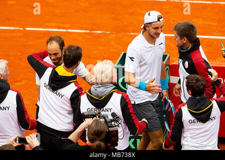 Valence, Espagne. 7 avril, 2018.L'équipe allemande avec Boris Becker cheers un plomb de 2-1 contre l'Espagne grâce à un 5-Set double victoire de Jan-Lennard Struff et Tim Puetz contre Feliciano Lopez et Marc Lopez à l'Arène de Valence. Crédit : Frank Molter/Alamy Live News Banque D'Images