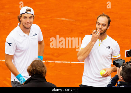 Valence, Espagne. 7 avril, 2018. Le joueur de tennis allemand Jan-Lennard Struff Tim Puetz et applaudir après avoir donné à l'Allemagne un plomb de 2-1 contre l'Espagne grâce à une victoire 5-set contre Feliciano Lopez et Marc Lopez à l'Arène de Valence. Crédit : Frank Molter/Alamy Live News Banque D'Images