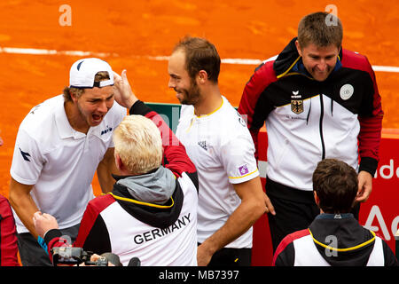 Valence, Espagne. 7 avril, 2018.L'équipe allemande avec Boris Becker cheers un plomb de 2-1 contre l'Espagne grâce à un 5-Set double victoire de Jan-Lennard Struff et Tim Puetz contre Feliciano Lopez et Marc Lopez à l'Arène de Valence. Crédit : Frank Molter/Alamy Live News Banque D'Images