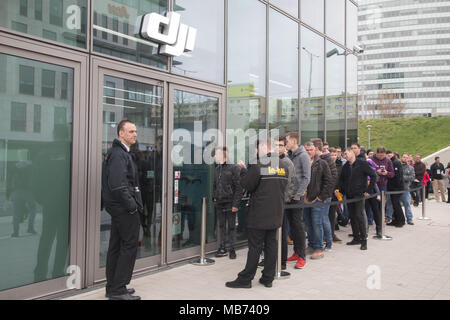 Budapest, Hongrie. Apr 7, 2018. En dehors de la première file d'attente des clients au détail autorisés shop de drone DJI fabricant chinois sur le jour de son ouverture à Budapest, Hongrie, le 7 avril 2018. Credit : Attila Volgyi/Xinhua/Alamy Live News Banque D'Images