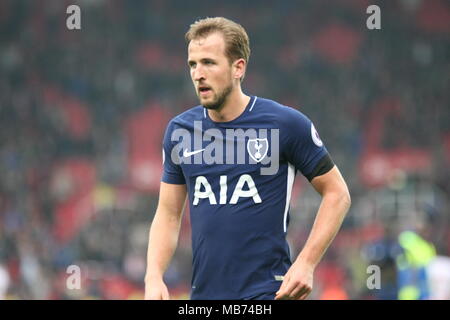 Stoke, UK. 7 avril 2018. Stoke, Staffordshire, Royaume-Uni. 7 avril, 2018. Harry Kane de Tottenham Hotspur Spurs applaudit les fans après le match. Crédit : Simon Newbury/Alamy Live News Banque D'Images