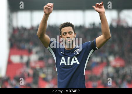 Stoke, UK. 7 avril 2018. Stoke, Staffordshire, Royaume-Uni. 7 avril, 2018. Moussa Dembele après le match applaudit les fans à Stoke City. Crédit : Simon Newbury/Alamy Live News Banque D'Images