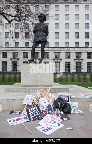 Londres, Angleterre, Royaume-Uni. 7 avril, 2018. Pour protester contre l'assassinat d'arrêt /Gaza bannières démonstration à Downing Street, Londres. Organisé par Les Amis de la Palestine, d'Al-Aqsa, Campagne de Solidarité Forum palestinien en Grande-Bretagne © Benjamin John/ Alamy Live News. Banque D'Images