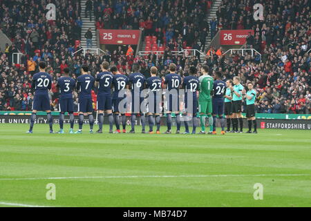 Stoke, UK. 7 avril 2018. Stoke, Staffordshire, Royaume-Uni. 7 avril, 2018. Les joueurs de Tottenham Hotspur réchauffer avant leur victoire sur Stoke City au Bet 365 Stadium. Une minute de reconnaissance a lieu pour l'ancien capitaine de l'Angleterre Ray Wilkins, décédé cette semaine. Crédit : Simon Newbury/Alamy Live News Banque D'Images