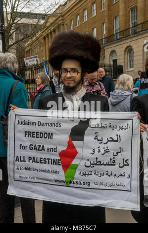 7 avril 2018 - Londres, Royaume-Uni. 7 avril 2018. Neturei Karta orthodoxe juifs ultra-tenir Affiches et bannières s'opposant à l'Etat Sioniste d'Isratel à la protestation sur Downing St comdemning le tournage par des snipers israéliens des manifestants palestiniens non armés pacifique sur le premier jour d'une manifestation pacifique, la grande marche du retour, au mur de séparation à Gaza le jour de la terre, 30 mars. Live fire par les Israéliens tués et 17 blessés plus de 750. Neuf autres palestiniens, dont un journaliste, ont été tués hier et 1 350 blessés, environ 400 par live fire, avec environ 25 dans un état critique. E Banque D'Images