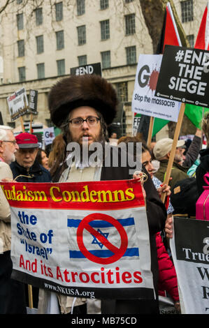 7 avril 2018 - Londres, Royaume-Uni. 7 avril 2018. Neturei Karta orthodoxe juifs ultra-tenir Affiches et bannières s'opposant à l'Etat Sioniste d'Isratel à la protestation sur Downing St comdemning le tournage par des snipers israéliens des manifestants palestiniens non armés pacifique sur le premier jour d'une manifestation pacifique, la grande marche du retour, au mur de séparation à Gaza le jour de la terre, 30 mars. Live fire par les Israéliens tués et 17 blessés plus de 750. Neuf autres palestiniens, dont un journaliste, ont été tués hier et 1 350 blessés, environ 400 par live fire, avec environ 25 dans un état critique. E Banque D'Images