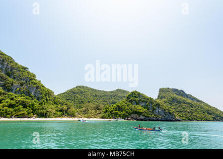 SURAT THANI, THAÏLANDE-AVRIL 26, les touristes voyagent par bateau "long tail" à quai à la plage de Ko Wua Talap dans l'île de Mu Ko Ang Thong National Park, le 26 avril 2017 en Thaïlande Banque D'Images