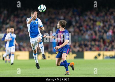 Espagne - 7 Avril : le milieu de terrain du FC Barcelone Sergi Roberto (20) et le Deportivo Leganés defender Joseba Zaldua (20) pendant le match entre le FC Barcelone contre Getafe pour le cycle 31 de la Liga Santander, joué au Camp Nou le 7 avril 2018 à Barcelone, Espagne. (Crédit : Mikel Trigueros /Urbanandsport / Presse Presse Cordon Cordon) Banque D'Images