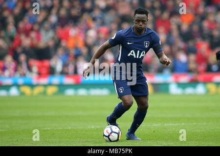 Stoke on Trent, Royaume-Uni. 7 avril, 2018. Victor Wanyama de Tottenham Hotspur en action. Premier League, Stoke City v Tottenham Hotspur à Bet365 le stade de Stoke on Trent le samedi 7 avril 2018. Cette image ne peut être utilisé qu'à des fins rédactionnelles. Usage éditorial uniquement, licence requise pour un usage commercial. Aucune utilisation de pari, de jeux ou d'un seul club/ligue/dvd publications. Photos par Andrew Andrew/Verger Verger la photographie de sport/Alamy live news Banque D'Images