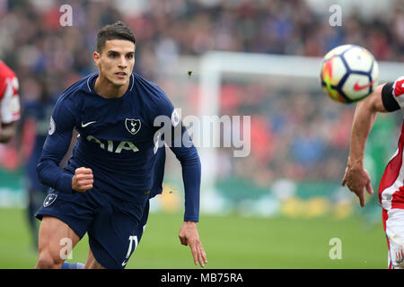 Stoke on Trent, Royaume-Uni. 7 avril, 2018. Erik Lamela de Tottenham Hotspur en action. Premier League, Stoke City v Tottenham Hotspur à Bet365 le stade de Stoke on Trent le samedi 7 avril 2018. Cette image ne peut être utilisé qu'à des fins rédactionnelles. Usage éditorial uniquement, licence requise pour un usage commercial. Aucune utilisation de pari, de jeux ou d'un seul club/ligue/dvd publications. Photos par Andrew Andrew/Verger Verger la photographie de sport/Alamy live news Banque D'Images