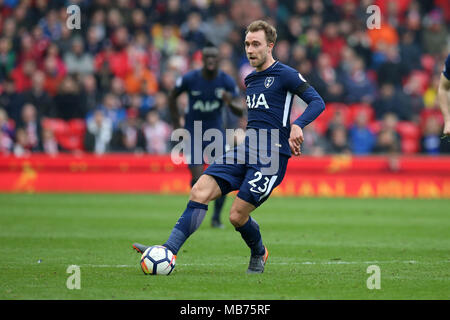 Stoke on Trent, Royaume-Uni. 7 avril, 2018. ChrIstian Eriksen de Tottenham Hotspur en action. Premier League, Stoke City v Tottenham Hotspur à Bet365 le stade de Stoke on Trent le samedi 7 avril 2018. Cette image ne peut être utilisé qu'à des fins rédactionnelles. Usage éditorial uniquement, licence requise pour un usage commercial. Aucune utilisation de pari, de jeux ou d'un seul club/ligue/dvd publications. Photos par Andrew Andrew/Verger Verger la photographie de sport/Alamy live news Banque D'Images