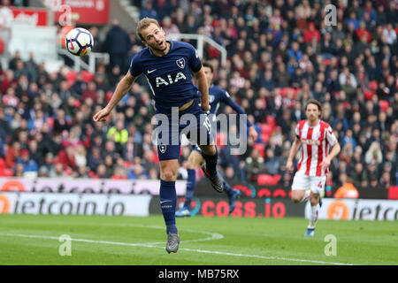 Stoke on Trent, Royaume-Uni. 7 avril, 2018. Harry Kane de Tottenham Hotspur dirige la balle. Premier League, Stoke City v Tottenham Hotspur à Bet365 le stade de Stoke on Trent le samedi 7 avril 2018. Cette image ne peut être utilisé qu'à des fins rédactionnelles. Usage éditorial uniquement, licence requise pour un usage commercial. Aucune utilisation de pari, de jeux ou d'un seul club/ligue/dvd publications. Photos par Andrew Andrew/Verger Verger la photographie de sport/Alamy live news Banque D'Images