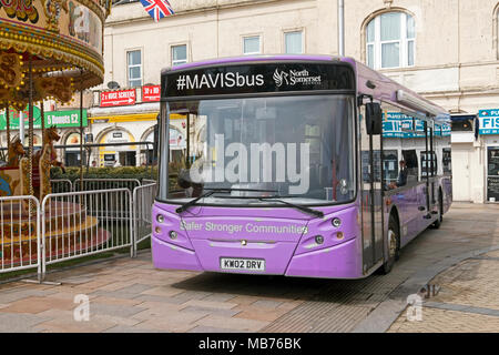 Weston-super-Mare, Royaume-Uni. 7 avril, 2018. Autobus communautaire MAVIS (système interorganisationnel de véhicule en service) est garée près de la grande jetée pour marquer la Journée du drapeau. Le drapeau violet est décerné par l'Association de la ville et la Direction de la ville aux villes qui gèrent l'économie de nuit efficacement pour s'assurer que le public puisse profiter d'une nuit à la sécurité ; MAVIS est stationné dans le centre-ville de nuit et offre un endroit sécuritaire pour les personnes vulnérables qui peuvent aller de l'aide. Keith Ramsey/Alamy Live News Banque D'Images